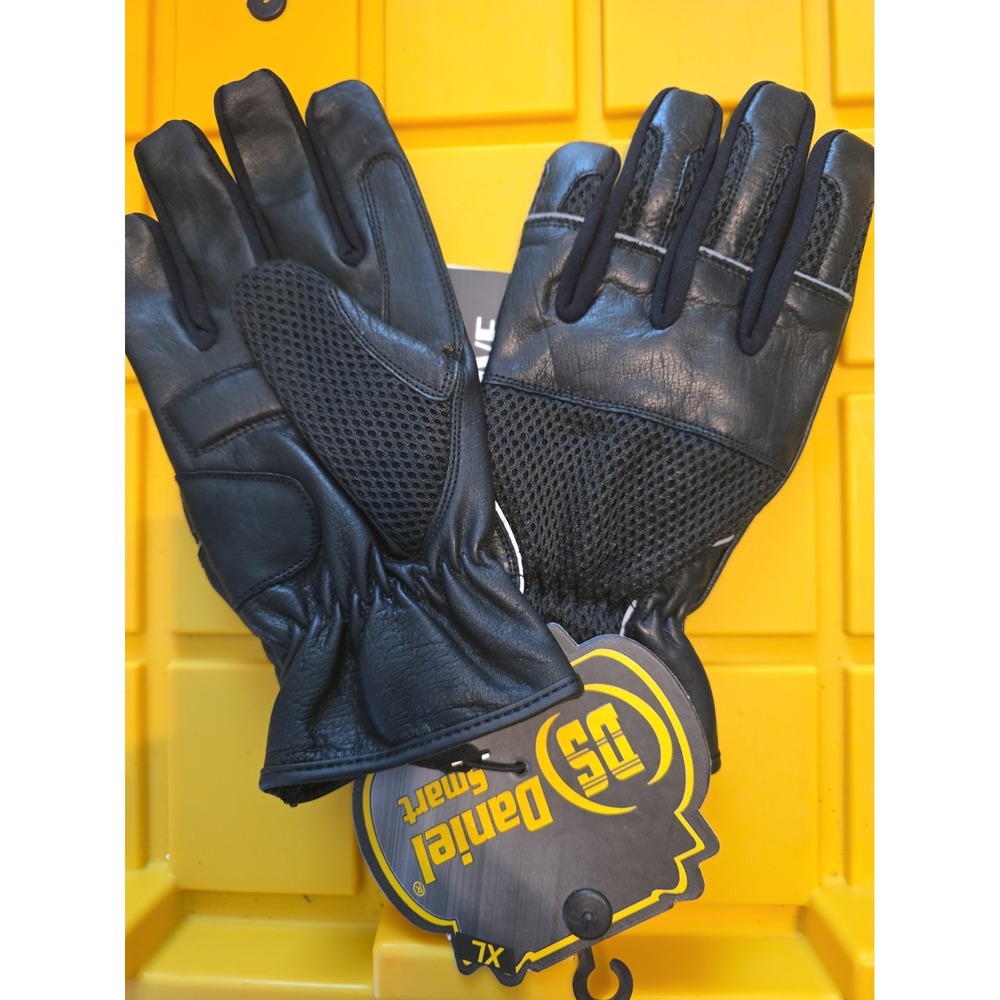 Daniel Smart Mfg DS65 in black is a lightweight leather and 3D mesh XL